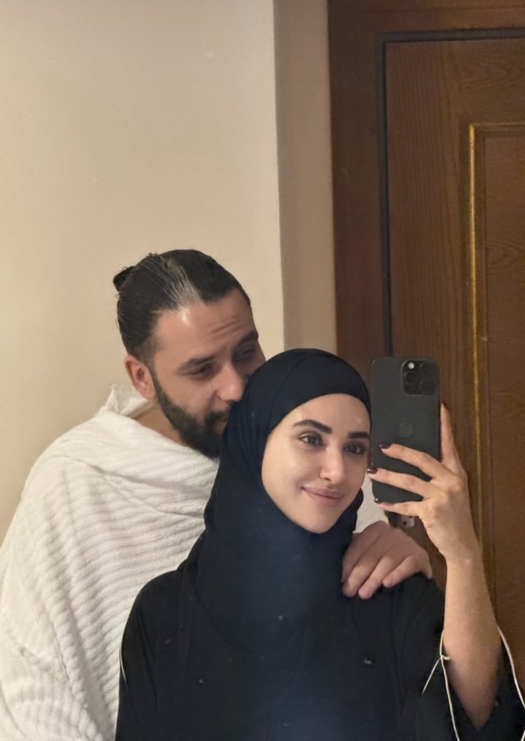 آية سماحة بالحجاب برفقة زوجها أثناء أداء العمرة: «أول عمرة مع بعض»