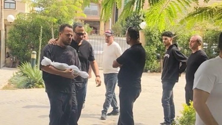 الحزن حزنان.. ماجد المصري يواسي نجله خلال تشييع جثمان حفيده
