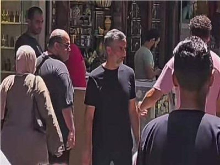 مدرب الأهلي يتجول في شوارع القاهرة ويلتقط صورا مع المارة