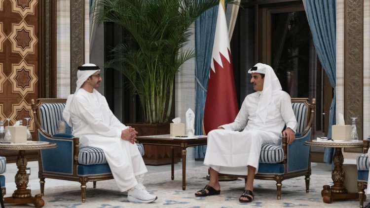 أمير قطر ووزير الخارجية الإماراتي يبحثان بين البلدين وسبل تطويرها العلاقات