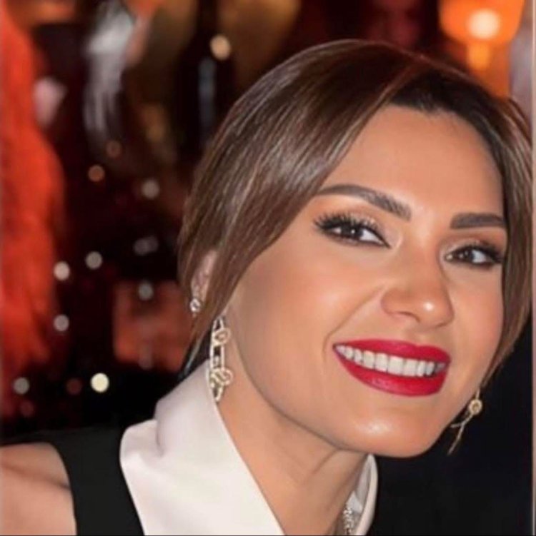 بعد أن ارتبط اسمها بعمرو أديب.. سيدة الأعمال دينا طلعت تنشر صورًا  جديدة مبهجة لها