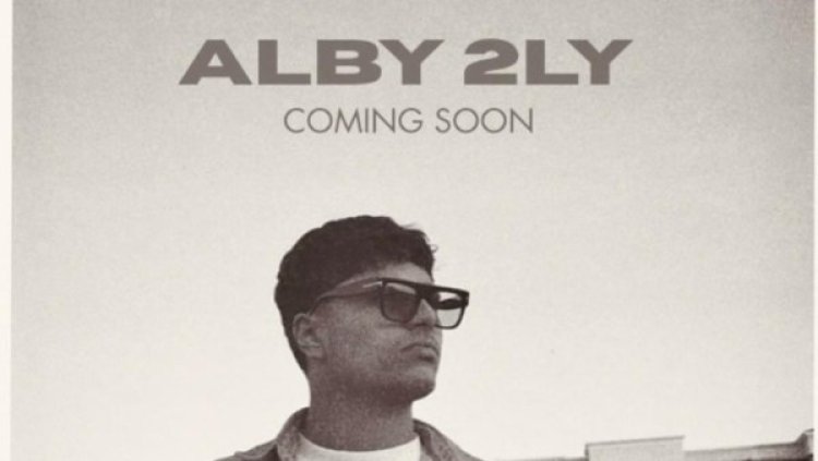 آدم ماجد المصري يطلق أولى أغانيه "قلبي قالي" ويخوض أولى تجاربه المسرحية في "دهب"