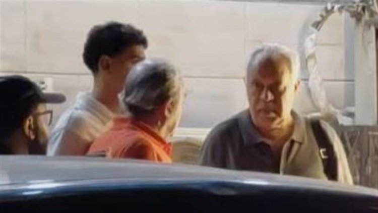 أشرف زكي ونجوم الفن يساندون محمد هنيدي أمام المستشفى بعد وفاة شقيقه الأكبر