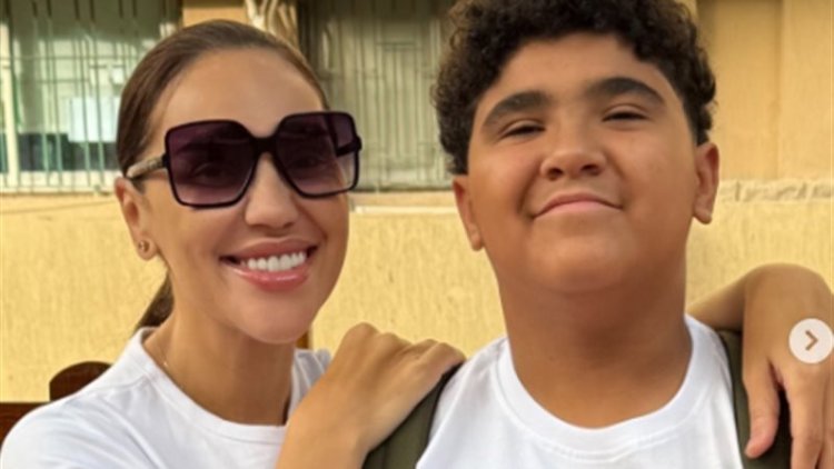 مي فاروق برفقة نجلها" لوكا"في أول يوم دراسة