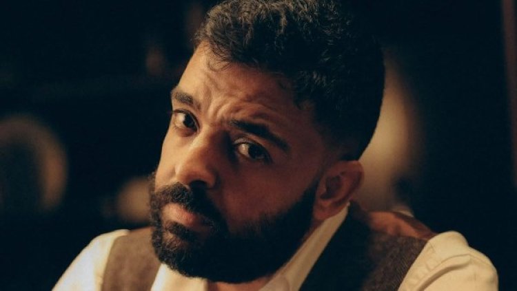 عمل لي بلوك..  الشاعر عمرو حسن يروي موقفًا طريفًا مع الهضبة