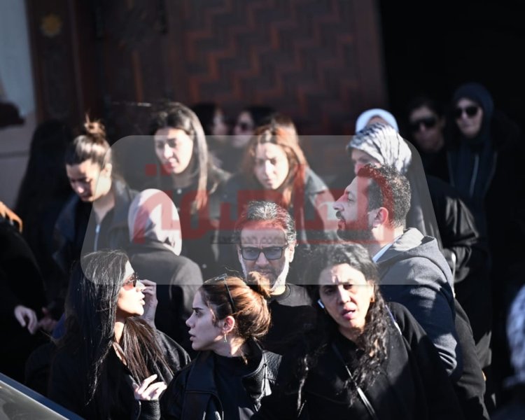 وسط مساندة أصدقائها.. انهيار مي عمر أثناء تشييع جثمان والدها