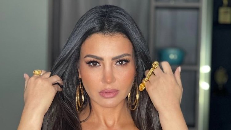دينا فؤاد تبكي على الهواء: معنديش ذكرى مع أمي.. وموت المنتجين الاربعة كسرني
