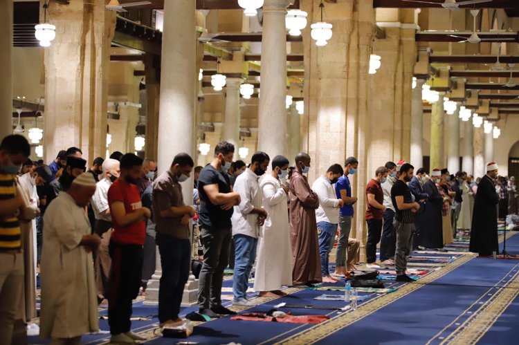ما حكم الخطأ في تلاوة الفاتحة؟.. وهل السورة بعدها شرط لصحة الصلاة؟