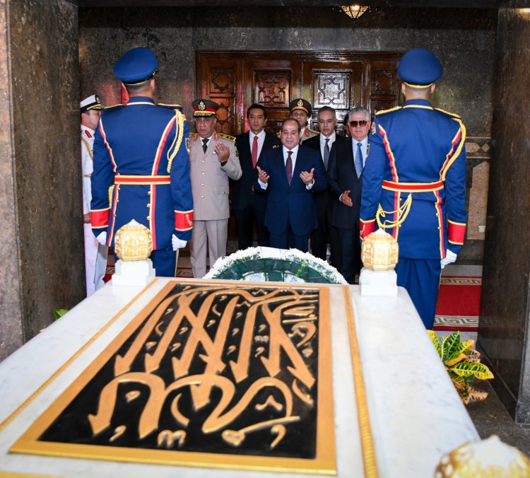 في ذكرى انتصارات أكتوبر.. الرئيس السيسي يقرأ الفاتحة ويضع إكليلًا من الزهور على قبر جمال عبد الناصر