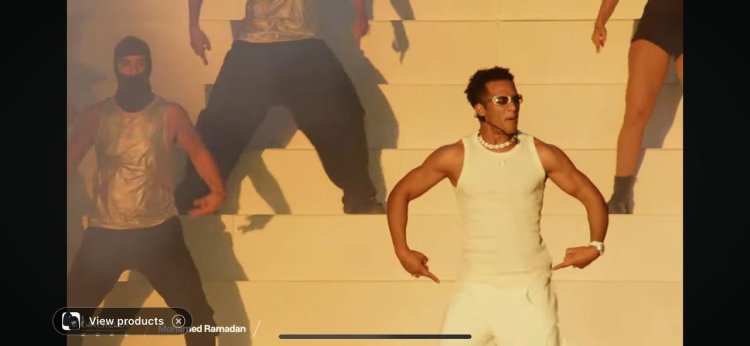 معجب يلقي الباسبور المصري على محمد رمضان خلال حفله الثاني في كوتشيلا.. ماذا فعل الفنان؟