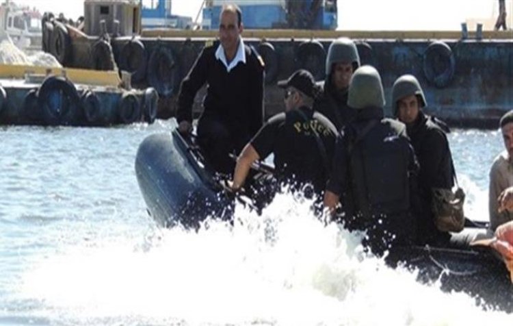 جهود مكثفة لانتشال المفقودين من حادث سقوط سيارة من أعلى عبارة فى مياه النيل بقنا