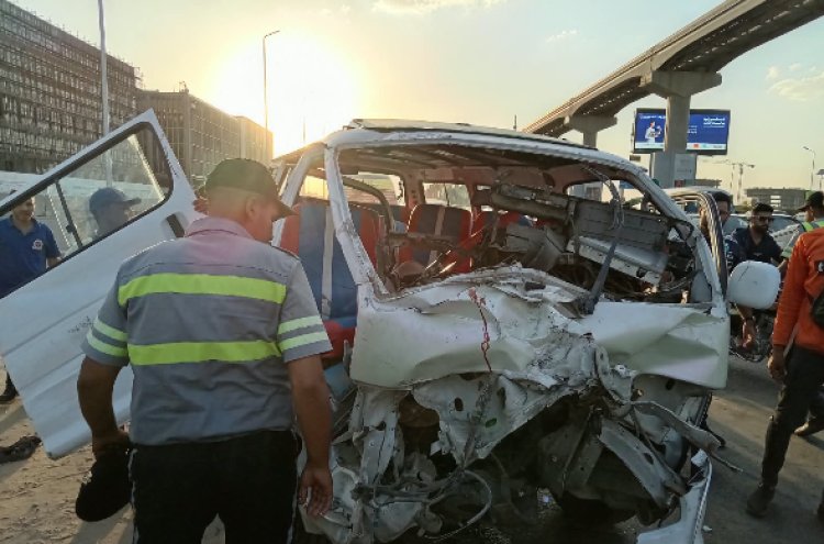 إصابة 7 أشخاص في انقلاب ميكروباص بشارع التسعين الجنوبي بالقاهرة الجديدة