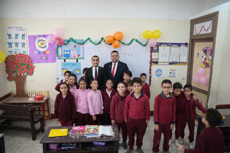 “لفتة إنسانية ”…فريق من النيابة العامة يصطحب الطفلة حور ضحية التنمير للمدرسة 