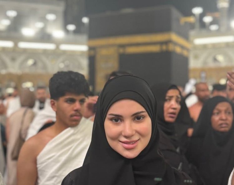 بين الطمأنينة والخشوع.. هدى الإتربي توثق لحظات خاصة من أمام الكعبة