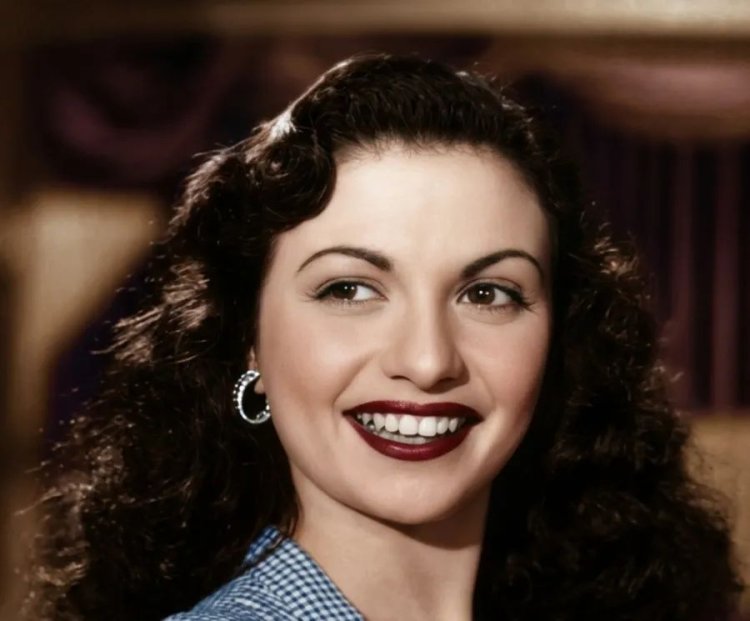 رحيل الراقصة والممثلة اليونانية الأصل كيتي فوتساتي عن عمر 96 عامًا