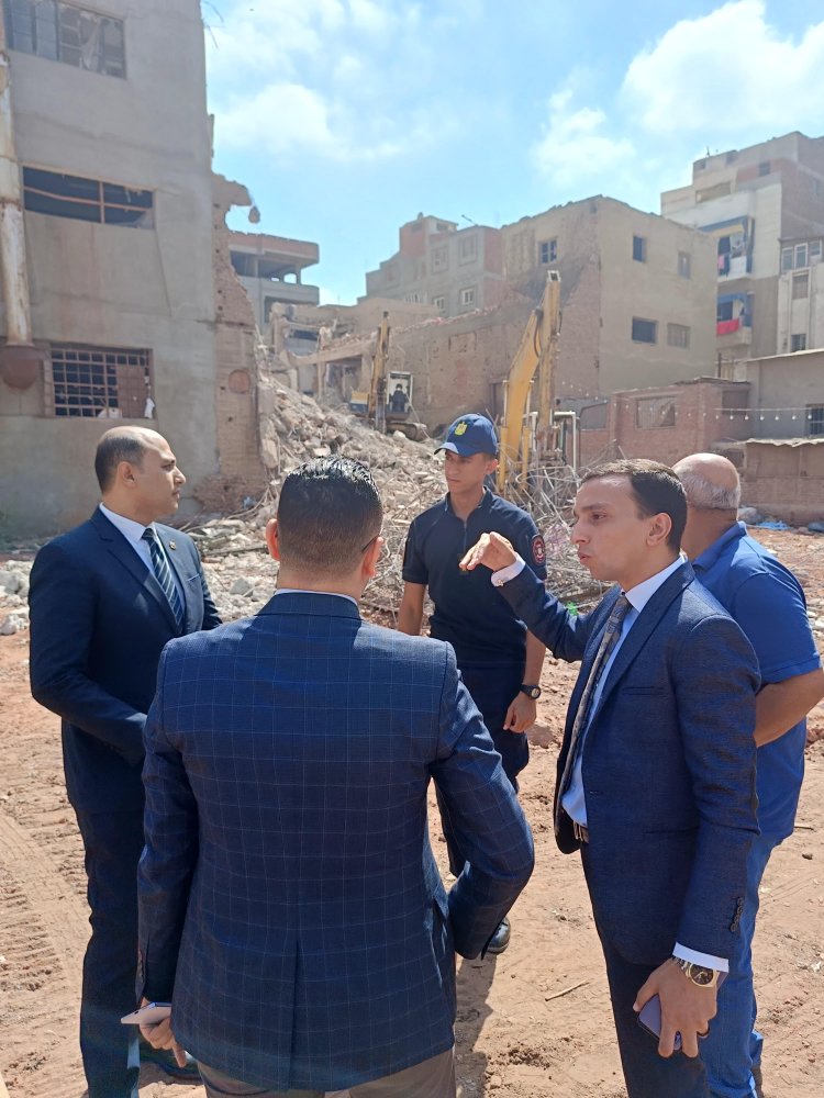 غير مرخص.. النيابة الإدارية تعاين موقع حريق مصنع المحلة الكبري 