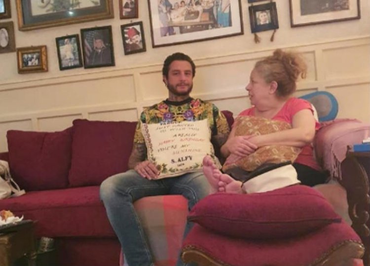 هعيش بقيت حياتي زعلان عليكي.. أول تعليق من أحمد الفيشاوي على وفاة والدته سمية الألفي