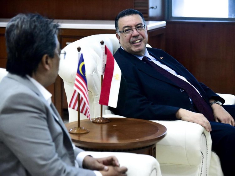 سفير مصر بماليزيا يلتقي بوزير السلع والزراعات الماليزي لبحث التعاون