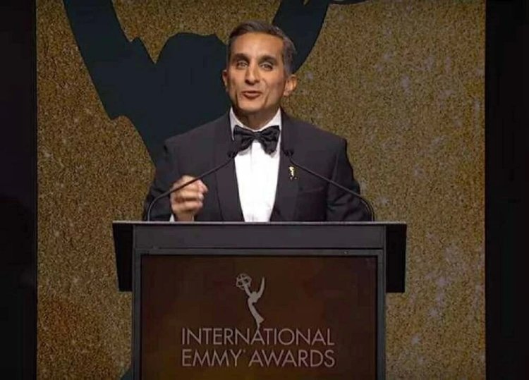 بعد مغادرة بيكيه قمة Bridge.. باسم يوسف يمازح الحضور: العديد من معجبي شاكيرا هنا