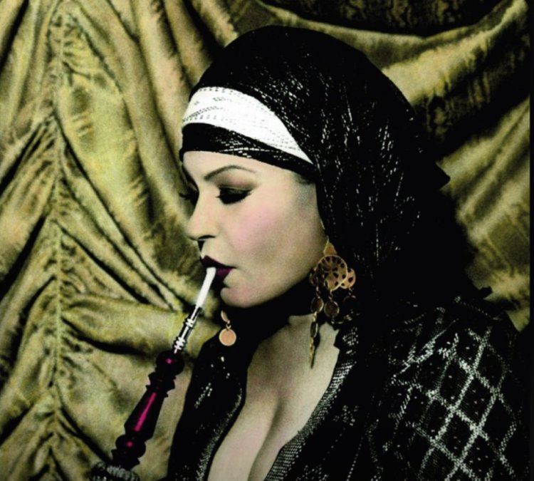 بـ الشيشة والجلابية البلدي..  فيفي عبده تغزو المعارض العالمية بعدسة يوسف نبيل