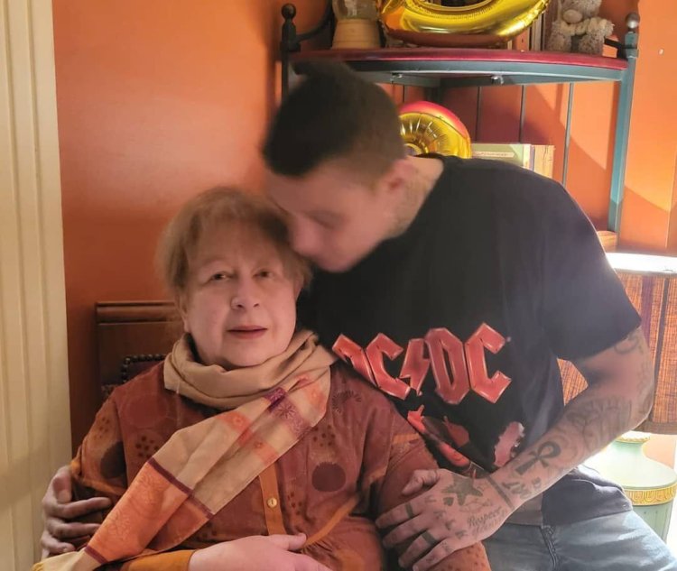 أحمد الفيشاوي يعود إلى مصر لحضور عزاء والدته سمية الألفي بعد غيابه عن الجنازة