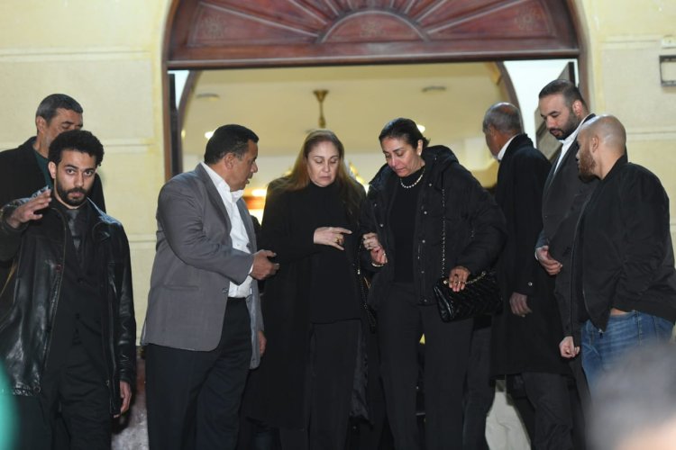 الحزن يسيطر على الفنانة شيرين في عزاء شقيقها