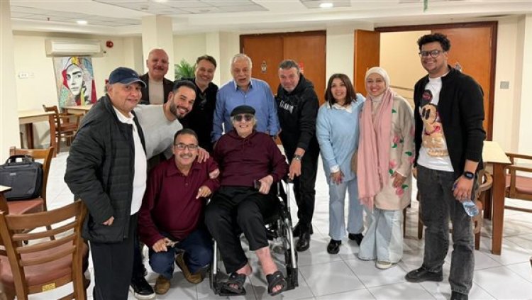 نقابة المهن التمثيلية تزور محيي إسماعيل داخل دار إقامة كبار الفنانين