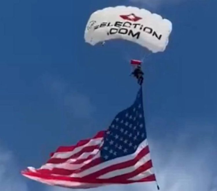 بسبب الرياح.. الكاميرات توثق إنقاذ مظلي بعد اصطدامه بشاشة عرض داخل ملعب أمريكي