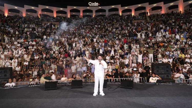 حميد الشاعري يشعل افتتاح مهرجان المسرح الروماني بالساحل الشمالي بحضور أكثر من 7000 متفرج