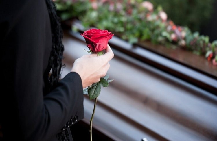 سيدة صينية تستعيد وعيها داخل تابوت بعد إعلان وفاتها بيوم