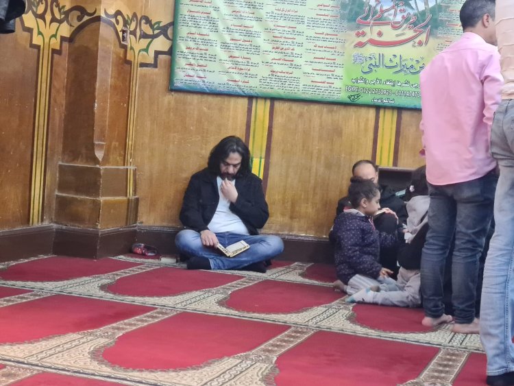 الفنان بهاء سلطان أول الحاضرين في جنازة والد زوجته| فيديو