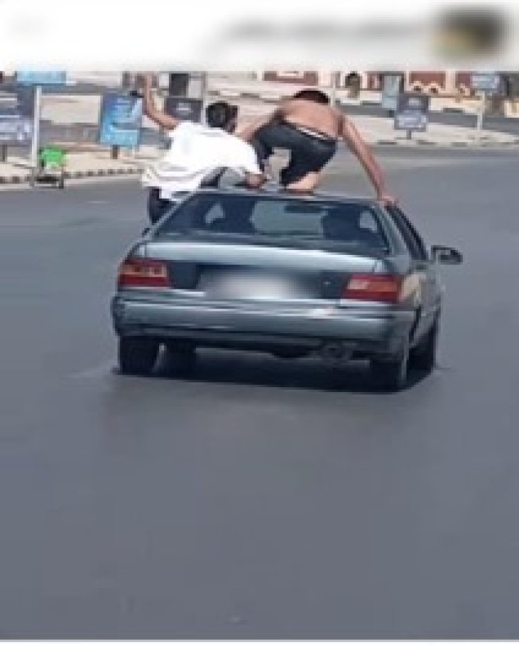 القبض على قائد سيارة لأداء حركات استعراضية والسماح لشخص بالجلوس خارج السيارة