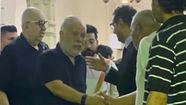 أشرف زكي في أول ظهور له بعد الاستقالة من نقابة المهن التمثيلية خلال عزاء والدة حمادة بركات