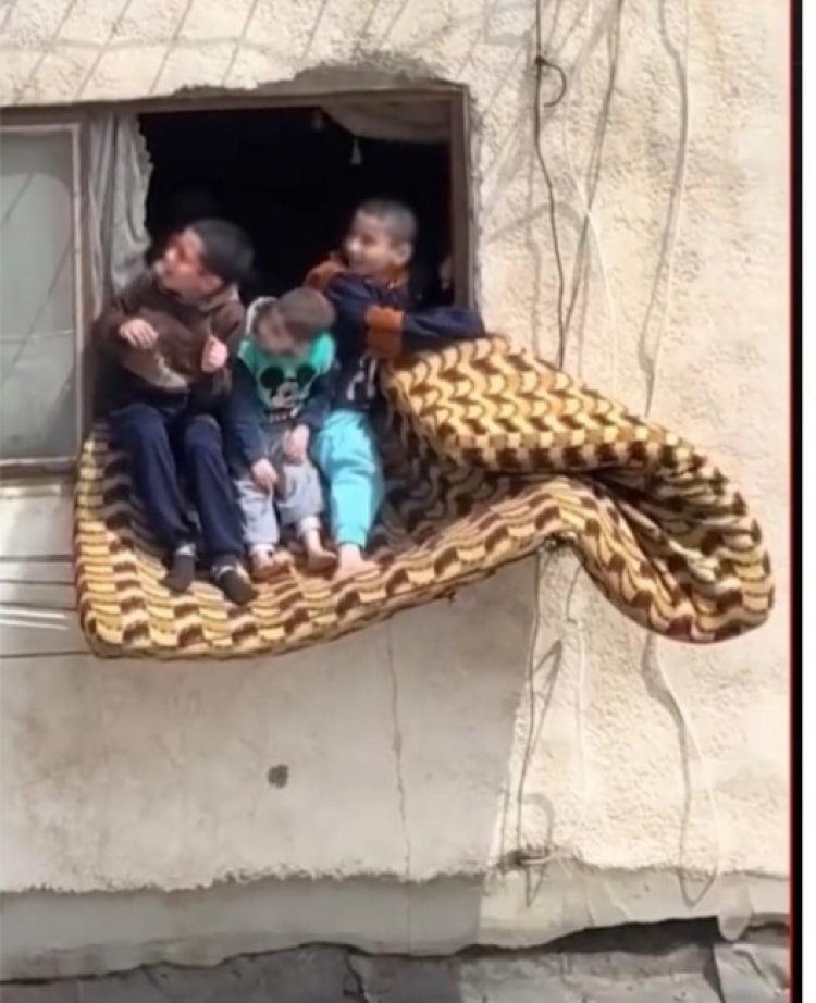 فيديو صادم في الإسكندرية.. أطفال على حافة الخطر خارج شباك شقة مرتفعة