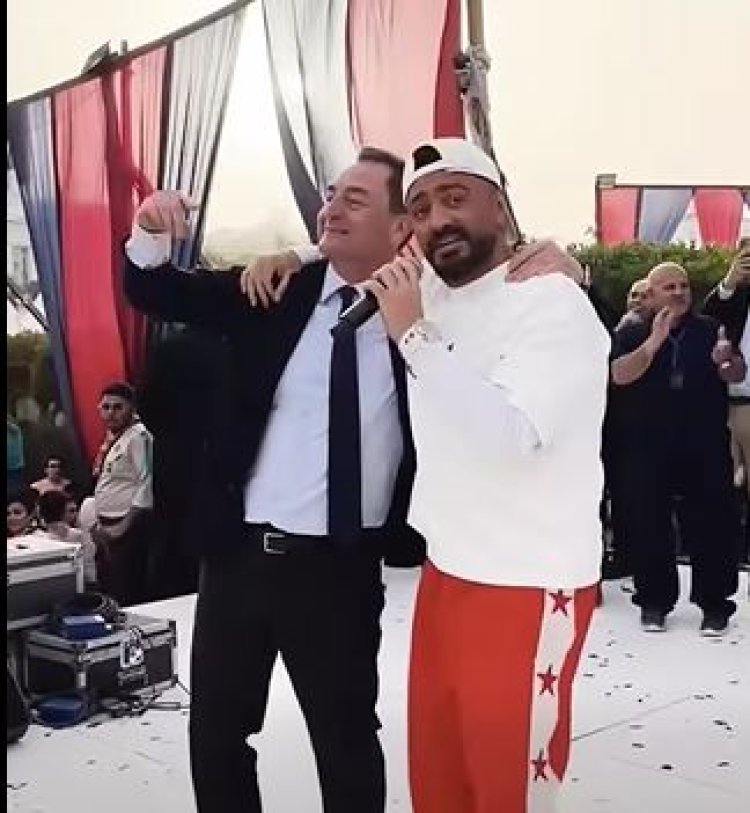 تامر حسني يعلّق مازحًا على غنائه مجددًا مع السفير الفرنسي في حفله الأخير