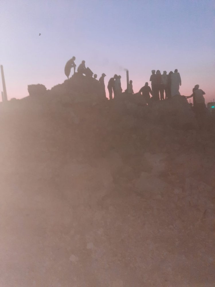 انتشال 4 جثث ومصابين اثنين من أسفل مصنع الطوب المنهار بالصف