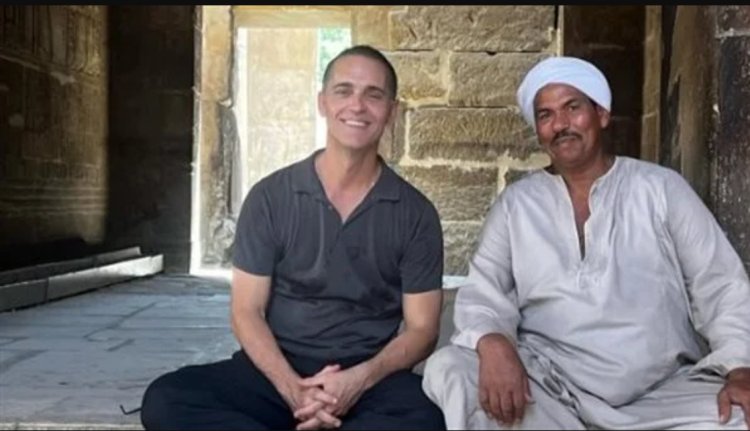 بطل "لاكاسا دي بابيل" يستمتع بسحر مصر.. بيدرو ألونسو يشارك صورًا من الأهرامات والأقصر