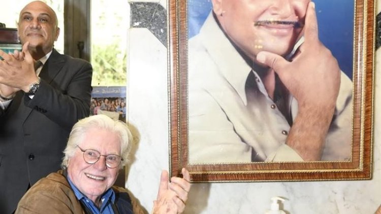 زيارة حسين فهمي لـ«كشري أبو طارق» تتحول إلى لقطات مبهجة مع الجمهور