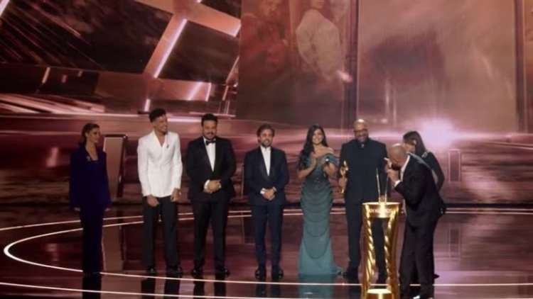 خالد دياب يعتذر لأسماء جلال بعد خطأ في اسمها أثناء تسلم جائزة أشغال شقة جدًا في Joy Awards 2026