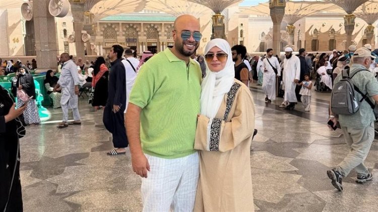 حاتم صلاح يقضي شهر العسل في الأراضي المقدسة بأداء العمرة مع زوجته