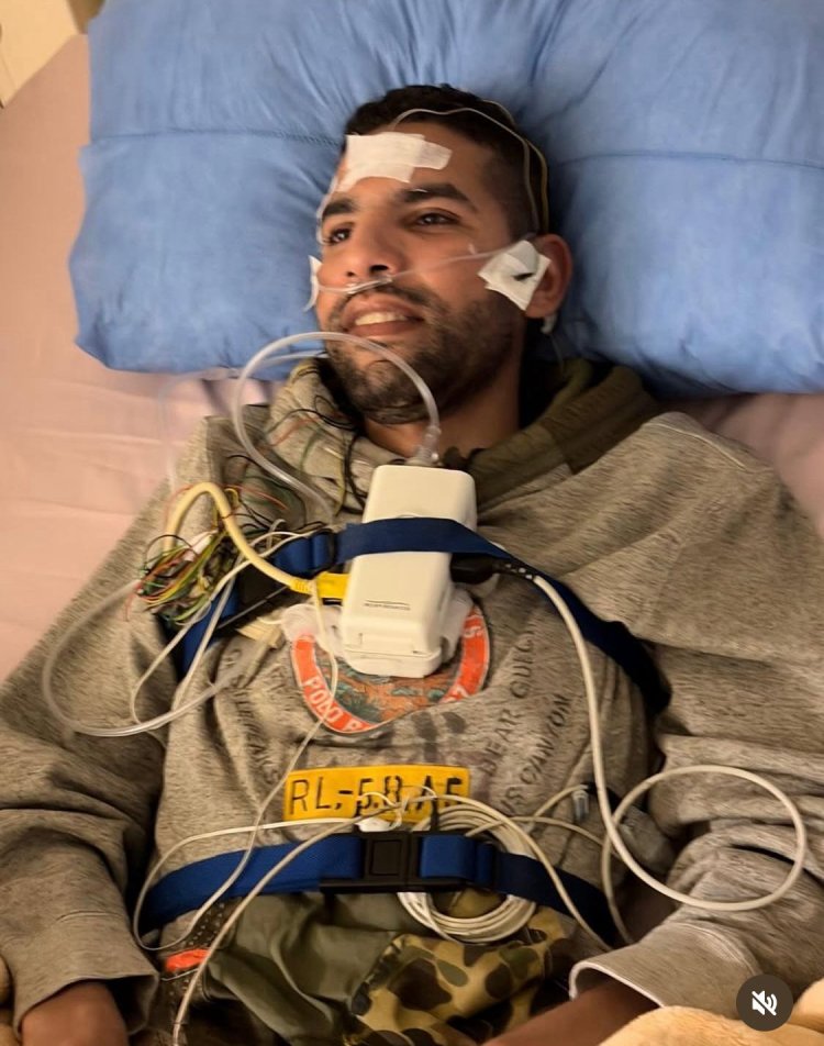 صورة مؤمن زكريا بأجهزة طبية تثير القلق حول حالته الصحية