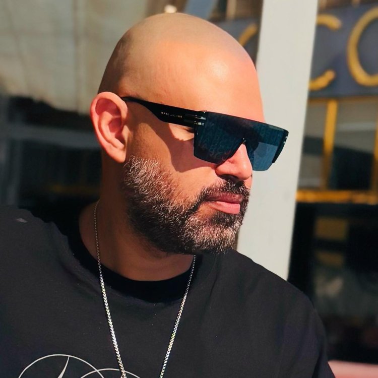 خالد تاج الدين يسخر من أغنية «يا حليلة» لأحمد سعد ويشبهها بأغنية «بابا»  لعمرو دياب