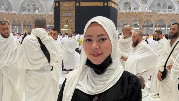 الإعلامية أسما إبراهيم تشارك جمهورها صور من أمام الكعبة أثناء أداء مناسك العمرة