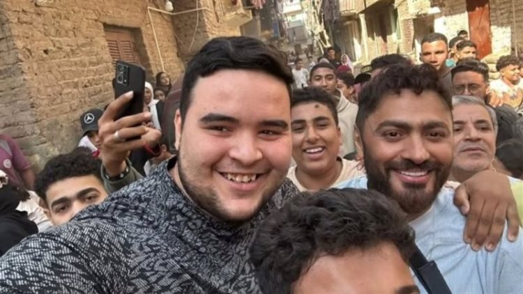 تامر حسني يفاجئ الطفلة ليلى محاربة السرطان بزيارة في منزلها