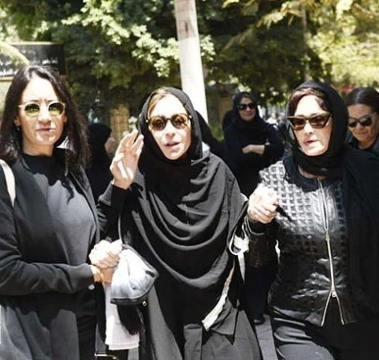 أشرف زكي ولبلبة وكريم عبد العزيز في مقدمة حضور جنازة والد منة شلبي بالمعادي