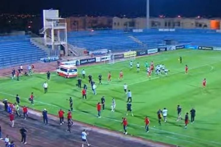 مشهد مروع.. لاعب البلدية يسقط أرضا خلال مباراة الجونة ونقله بسيارة إسعاف لأقرب مستشفى