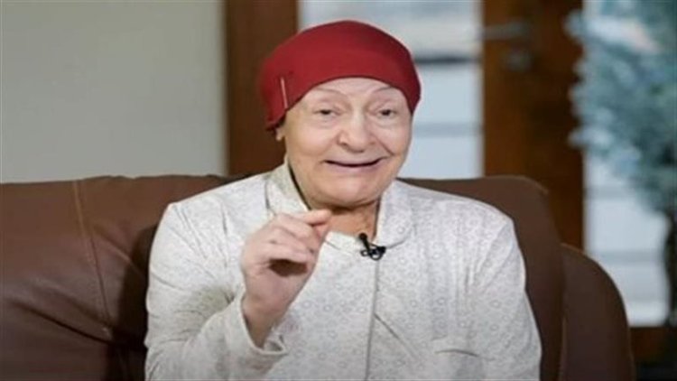 أشرف زكي يتمنى الشفاء للفنانة فادية عكاشة بعد تعرضها لوعكة صحية