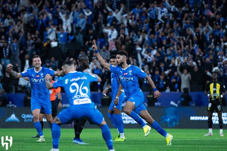 الهلال يتفوق على الاتحاد بثلاثية ويحتفظ بصدارة الدوري السعودي