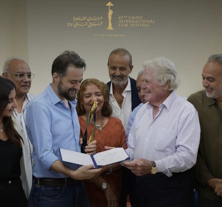 حسين فهمي يسلم جائزة مهرجان طريق الحرير لفريق فيلم القصص