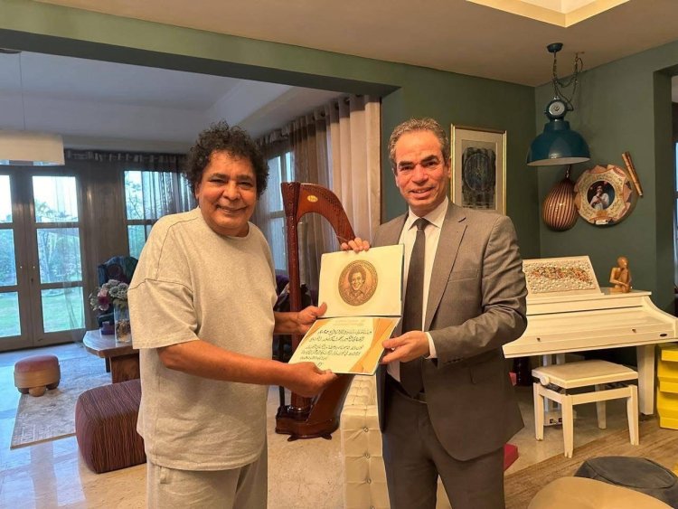 محمد منير يتسلم وسام ماسبيرو للإبداع